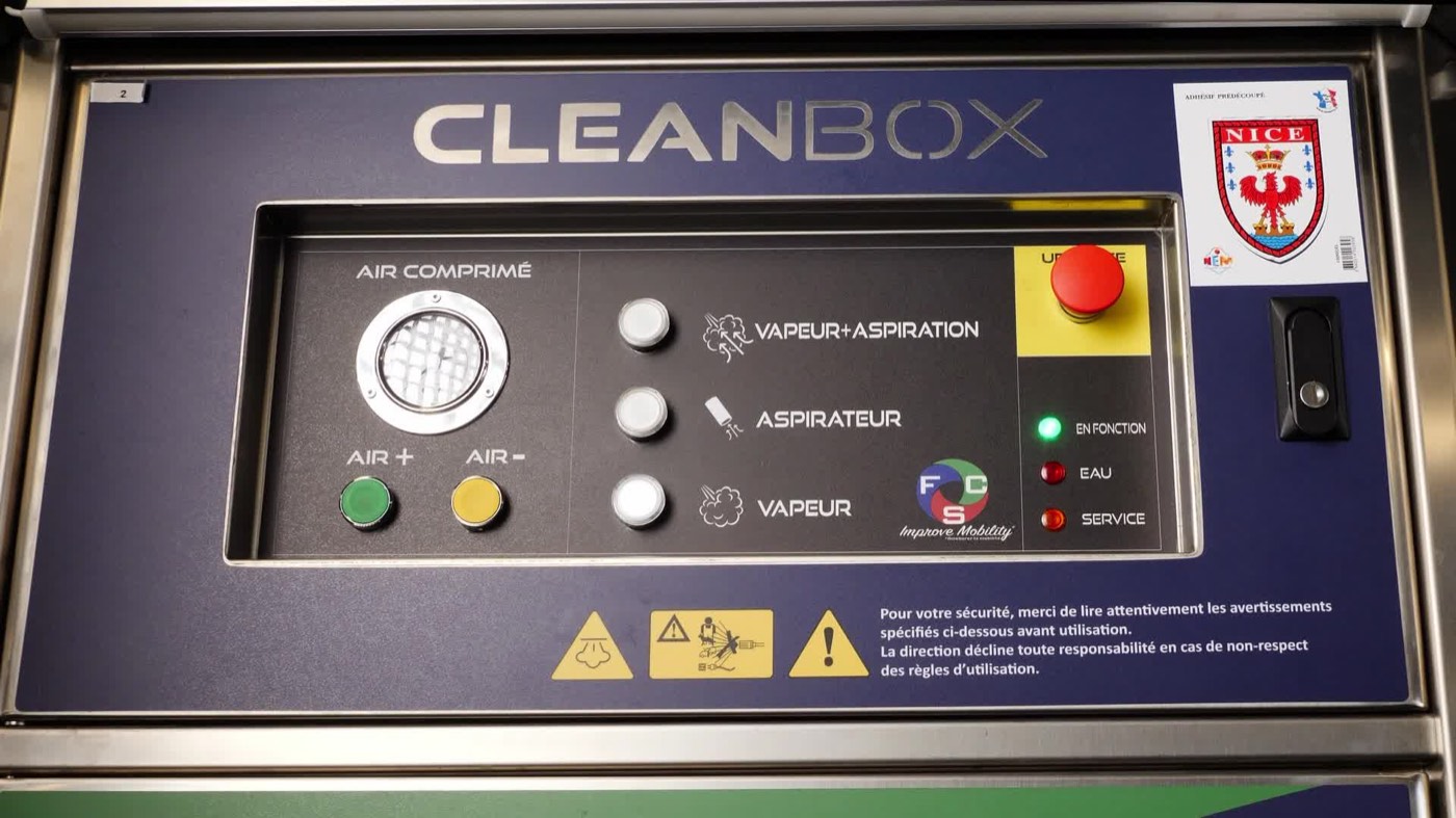 Panneau de commande d'une CleanBox : vapeur, aspiration, air comprimé