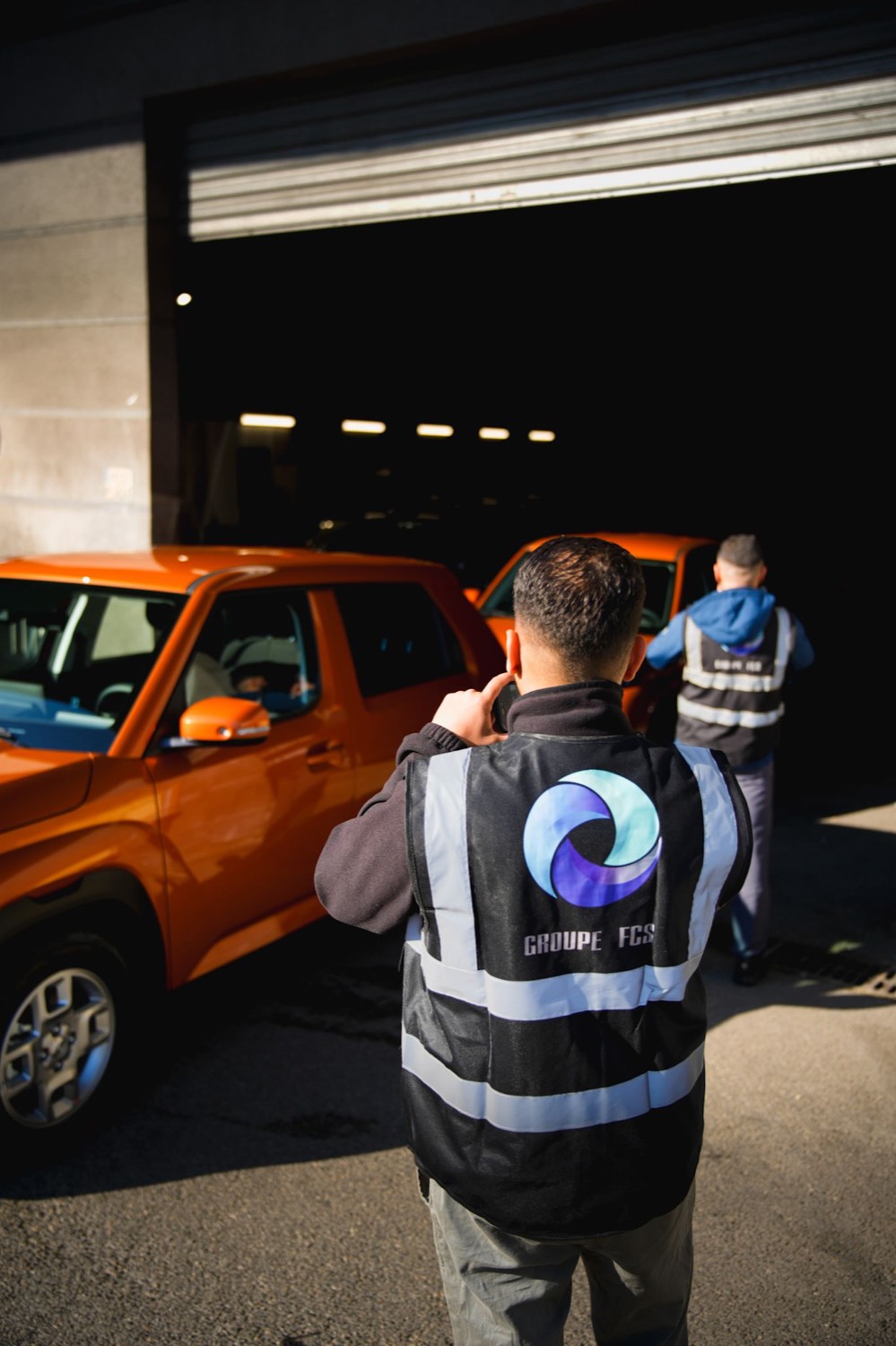 Deux techniciens FCS Fleet Services prenant en charge des véhicules d'une flotte d'entreprise