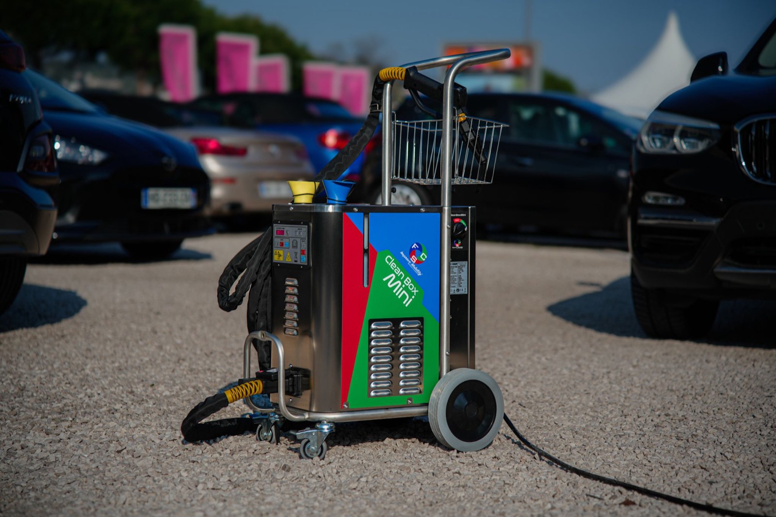 Lavage vapeur d'une flotte de véhicules sur un parking d'entreprise